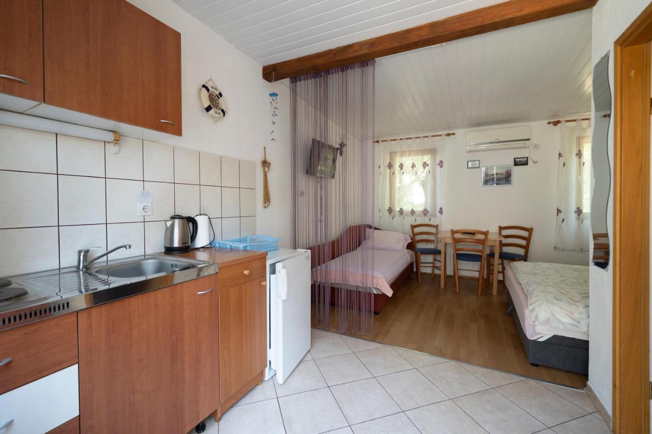 Studio Apartman Ema Gornji Karin Exterior foto